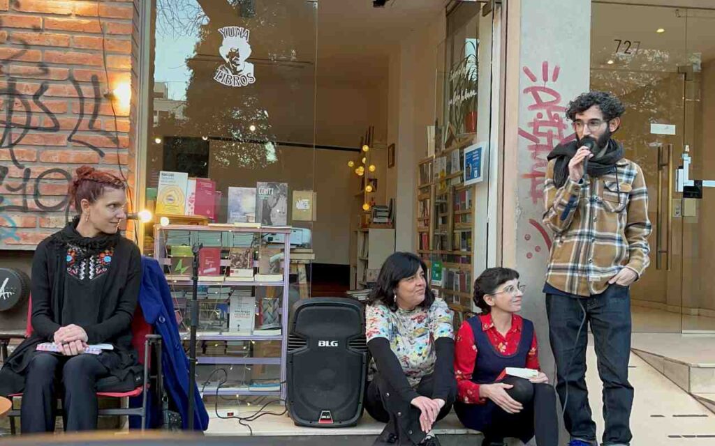 La periodista y escritora Gilda Izurieta presentó este sábado su libro Parece sangre en el paño blanco impecable en Yuna Libros.