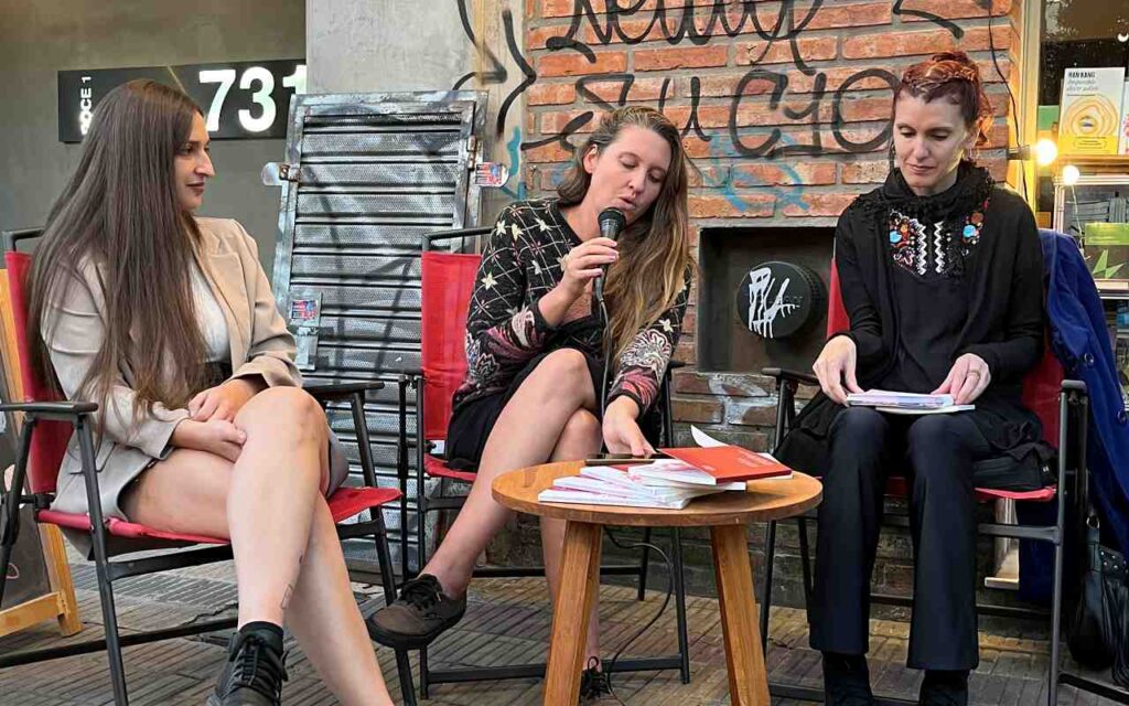 La periodista y escritora Gilda Izurieta presentó este sábado su libro Parece sangre en el paño blanco impecable en Yuna Libros.