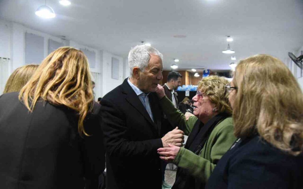 El intendente de La Plata, Julio Alak, participó este viernes de la cena aniversario por el 94° aniversario del Centro de Fomento Los Hornos, uno de los clubes más tradicionales de la región. 