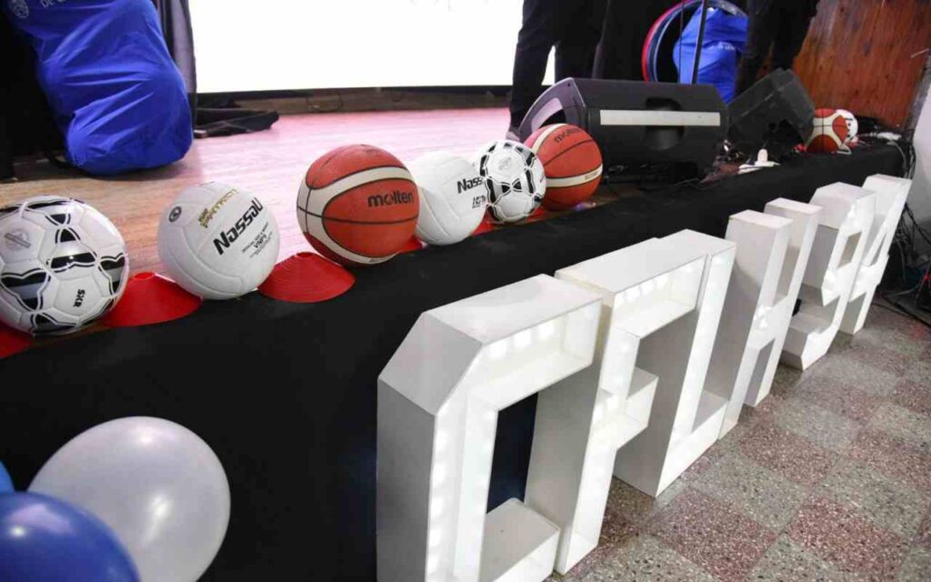 El intendente de La Plata, Julio Alak, participó este viernes de la cena aniversario por el 94° aniversario del Centro de Fomento Los Hornos, uno de los clubes más tradicionales de la región. 