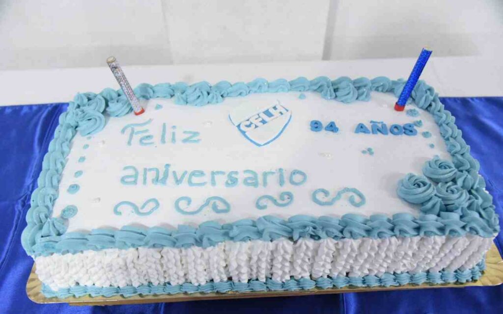 El intendente de La Plata, Julio Alak, participó este viernes de la cena aniversario por el 94° aniversario del Centro de Fomento Los Hornos, uno de los clubes más tradicionales de la región. 