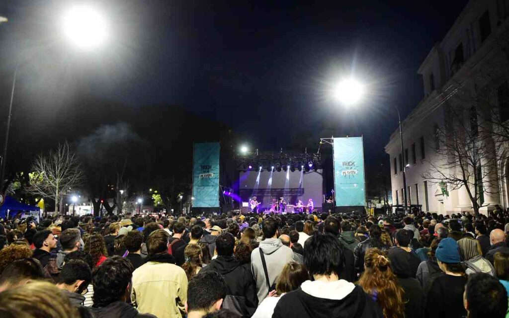 Dante Spinetta hizo vibrar a una multitud de vecinos y deslumbró con un show gratuito en Plaza Rocha