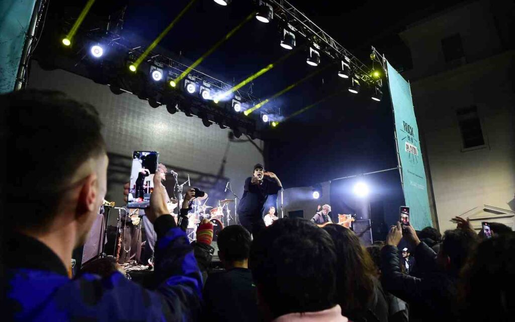 Dante Spinetta hizo vibrar a una multitud de vecinos y deslumbró con un show gratuito en Plaza Rocha