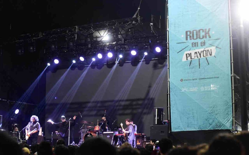 Dante Spinetta hizo vibrar a una multitud de vecinos y deslumbró con un show gratuito en Plaza Rocha