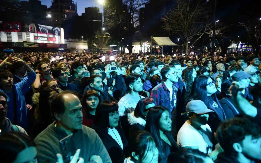 Dante Spinetta hizo vibrar a una multitud de vecinos y deslumbró con un show gratuito en Plaza Rocha