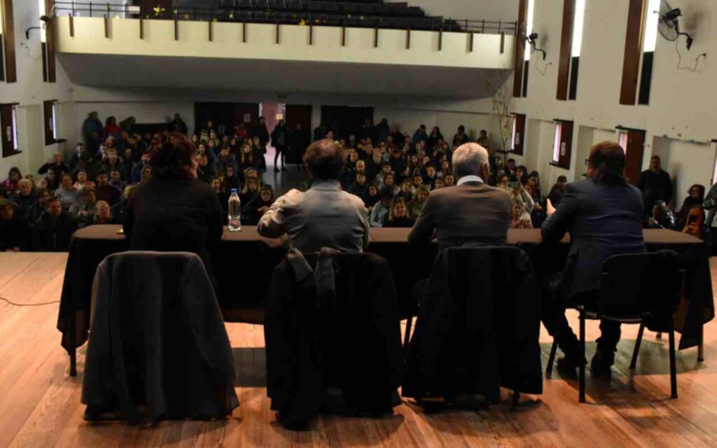 Entrega de acta de posesión de terreno para el CEF n°67 de la ciudad de Berisso