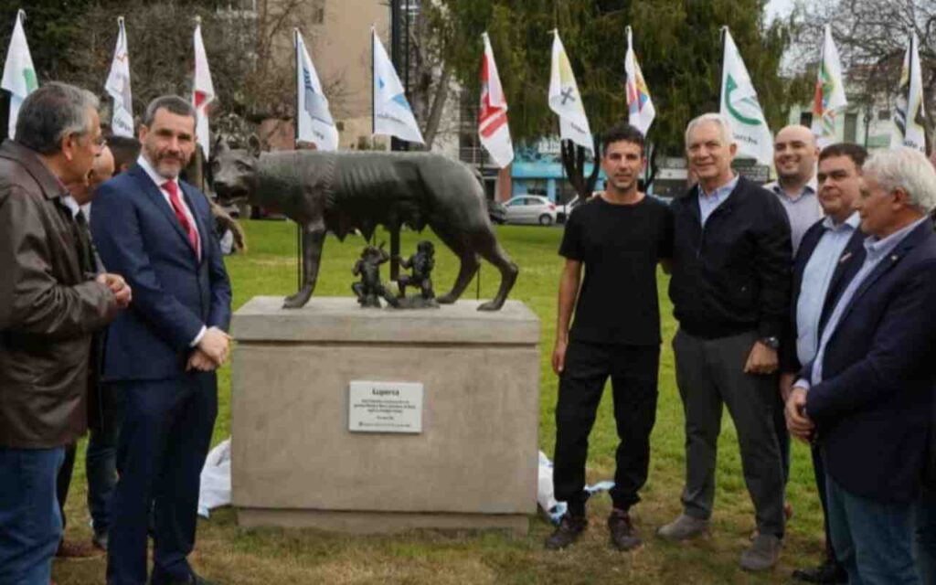 Loba Capitolina en Plaza Italia
