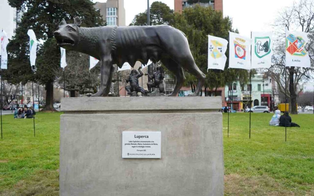 Loba Capitolina en Plaza Italia