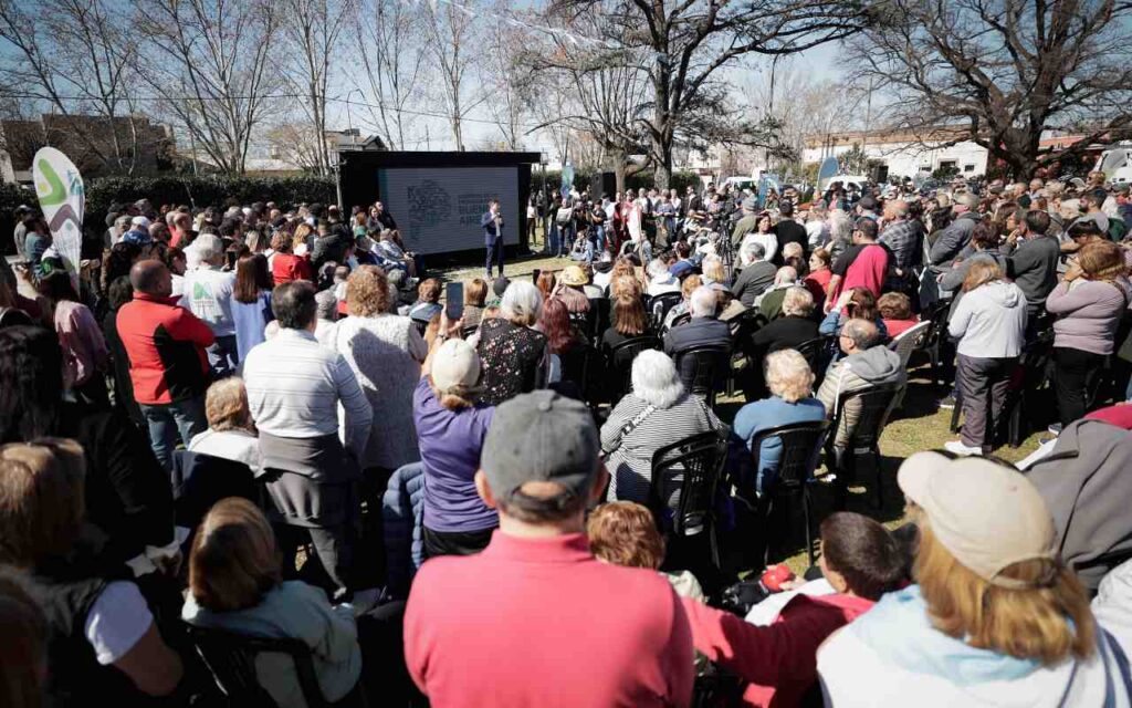 Kicillof mantuvo un encuentro con adultos mayores en Mercedes