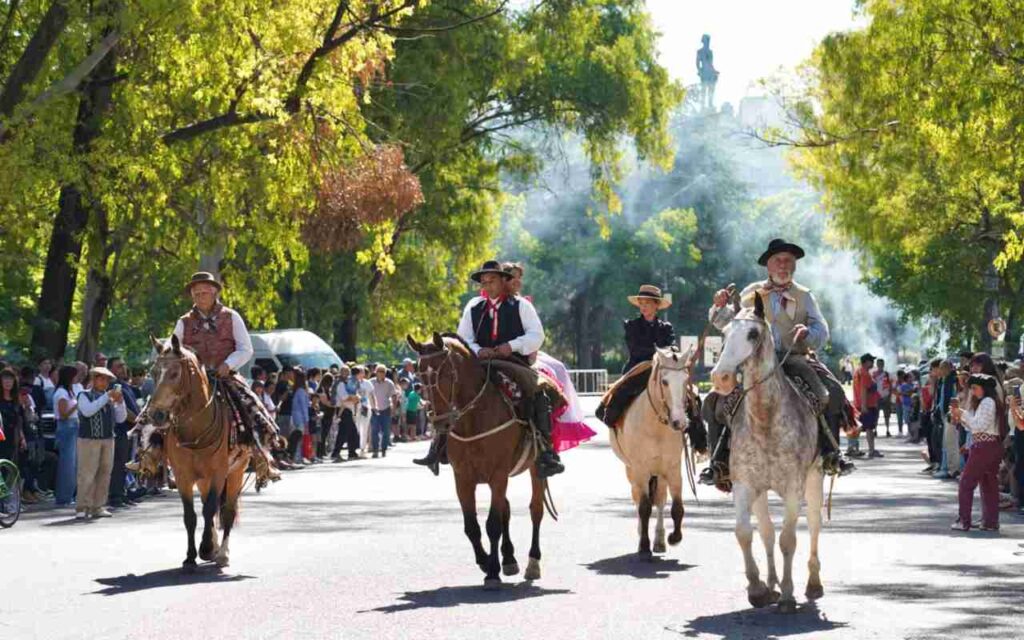 La Plata cerró el Mes de la Tradición con un gran pericón y desfile criollo
