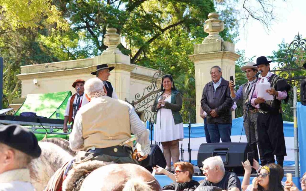 La Plata cerró el Mes de la Tradición con un gran pericón y desfile criollo