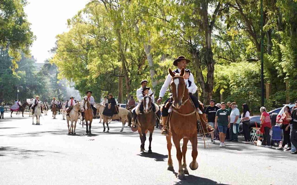 La Plata cerró el Mes de la Tradición con un gran pericón y desfile criollo