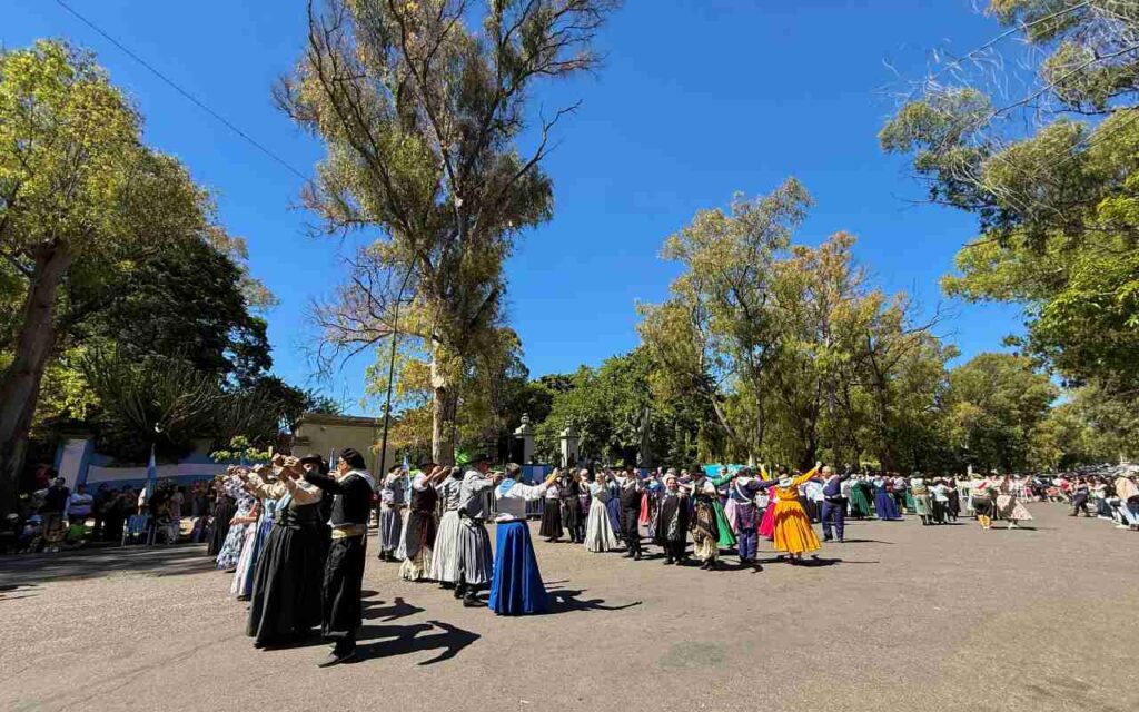 La Plata cerró el Mes de la Tradición con un gran pericón y desfile criollo