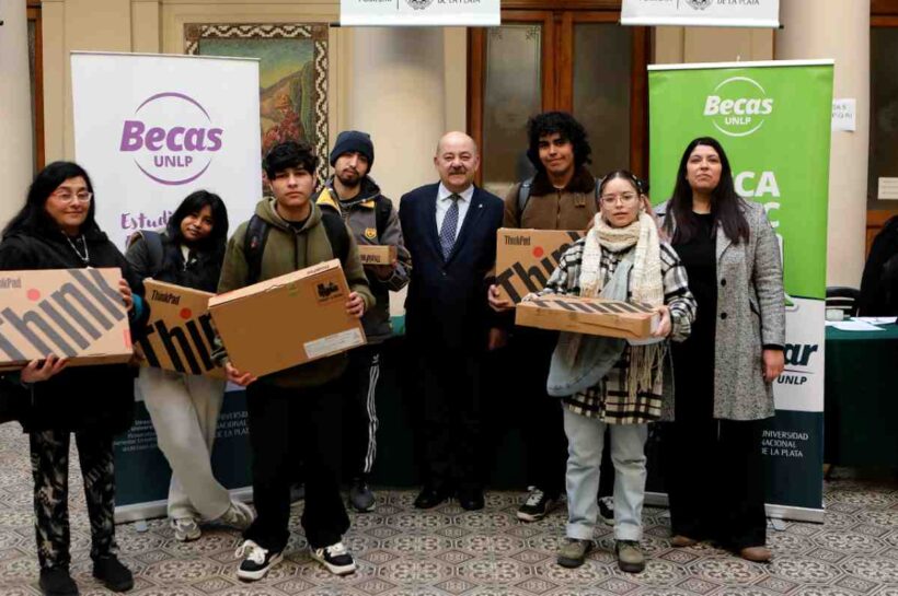La Universidad Nacional de La Plata entregó esta mañana  computadoras a estudiantes de grado de las 17 facultades