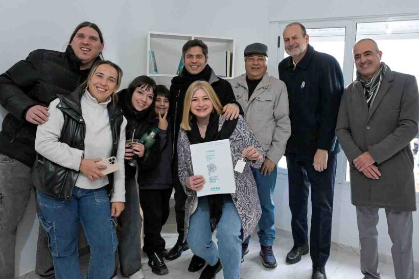 Kicillof entregó viviendas a familias de Bahía Blanca
