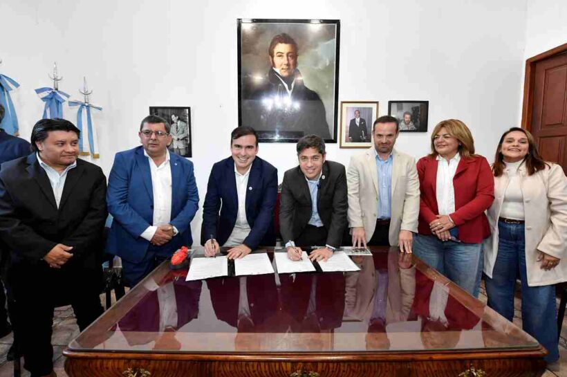 Kicillof se reunió en la provincia de Corrientes con representantes gremiales e intendentes