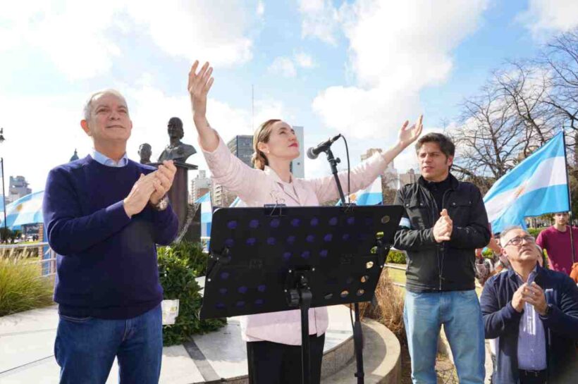 Alak y Kicillof homenajearon el legado de Eva Perón en un emotivo acto en Plaza Moreno