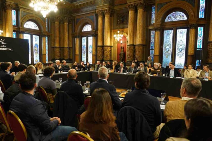 Alak presentó un plan estratégico para reactivar el Aeropuerto de La Plata