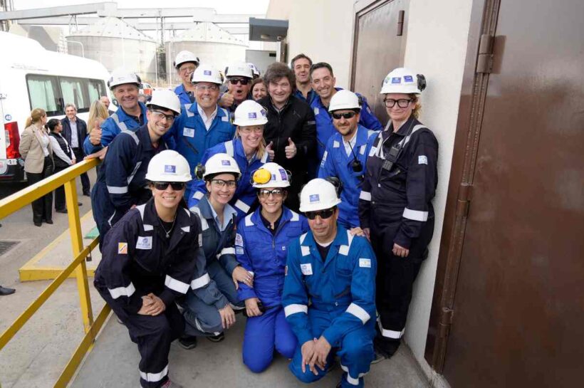 Milei recorrió la planta industrial de Compañía Mega en Bahía Blanca