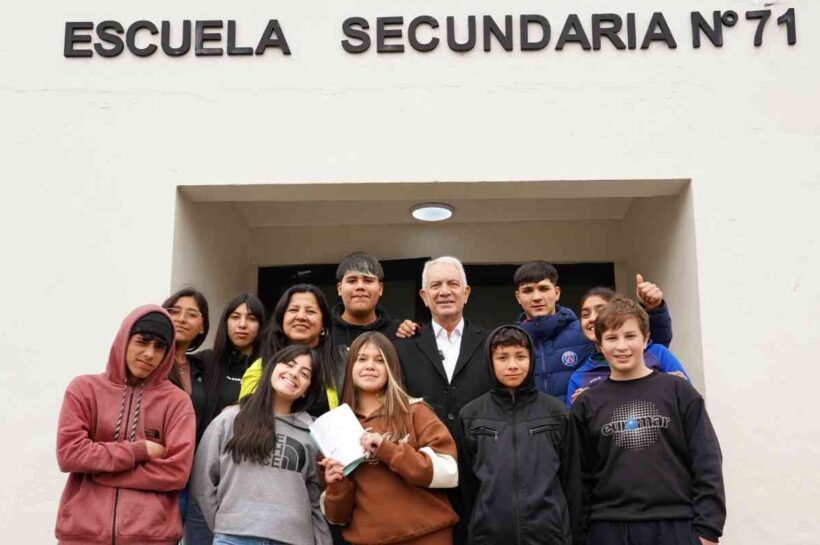 El intendente de La Plata, Julio Alak, recorrió este viernes la obra de puesta en valor de la Escuela Secundaria N° 71 de Villa Elvira